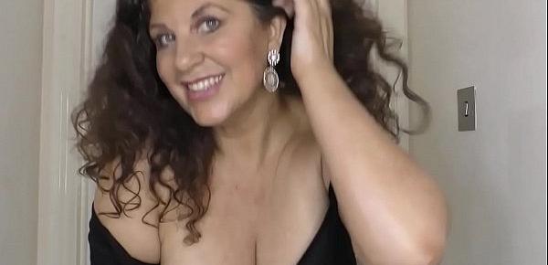  Mature Gilly shows dancing skills and downblouse